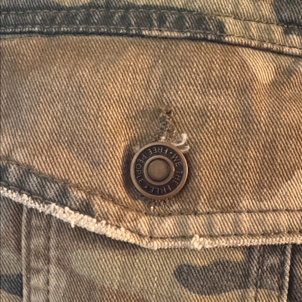 Free People Oversized Camo Cropped Raw Hem Jean Jacket - Size Medium - Picture 4 of 12